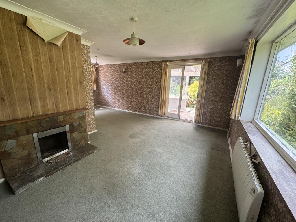 Lot: 17 - DETACHED BUNGALOW FOR IMPROVEMENT - Living room